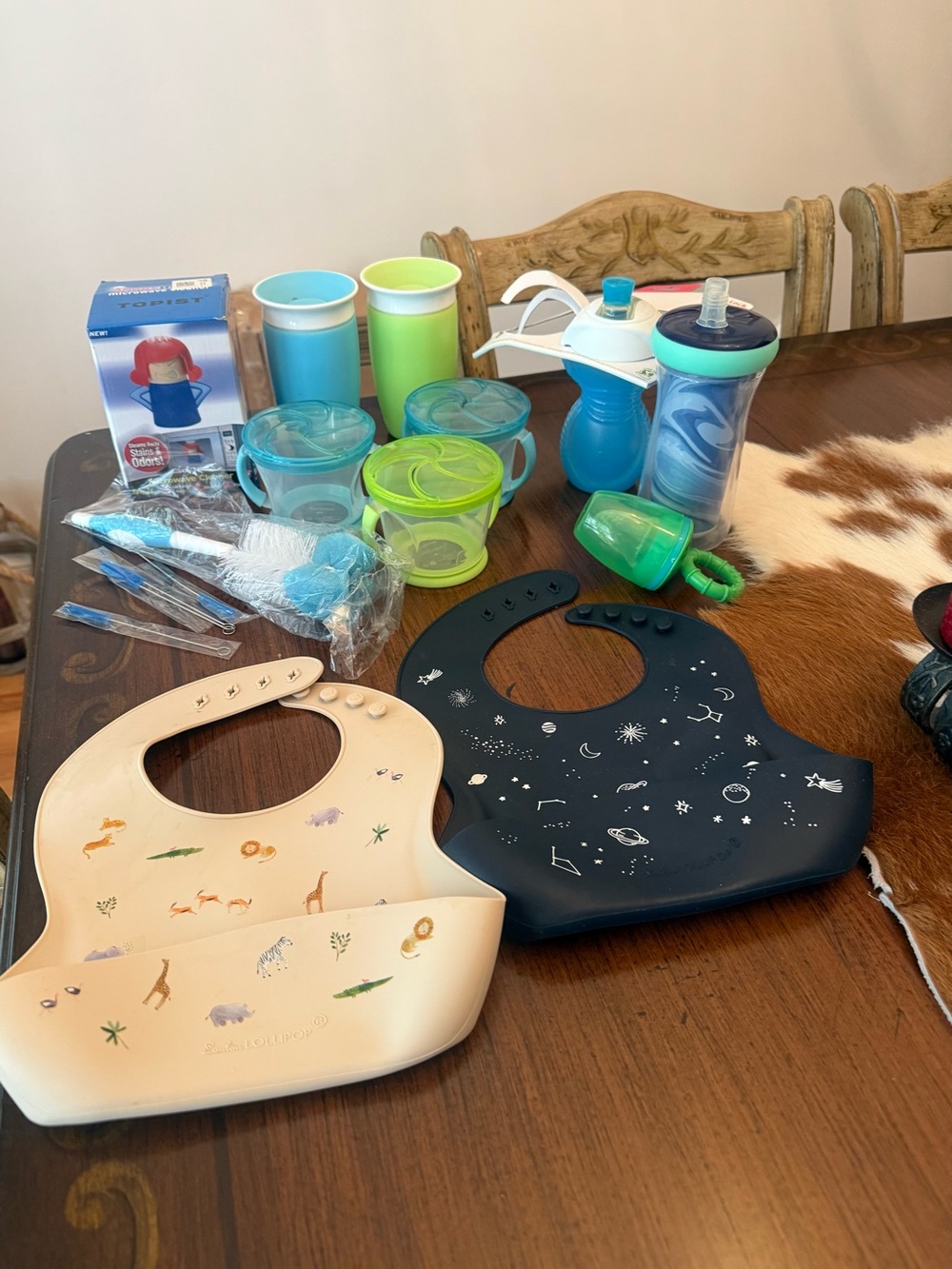 Silicone Baby Bibs Set in Cream and Navy - Waterproof Mealtime Bibs.